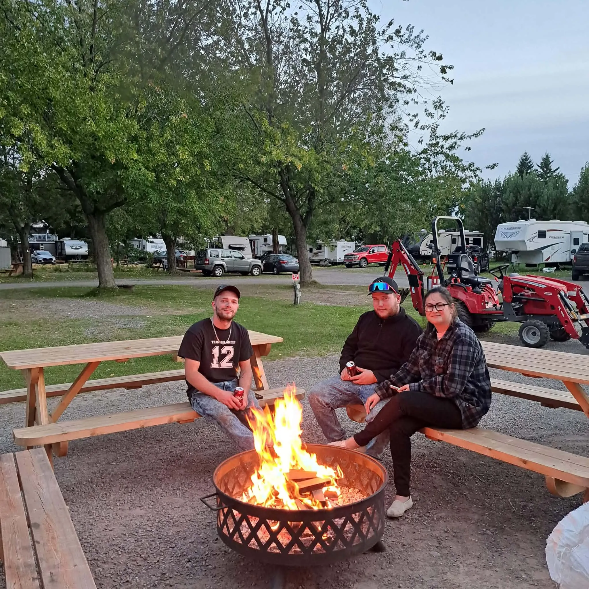 Feu de camp en soirée au Camping Bonnet Rouge