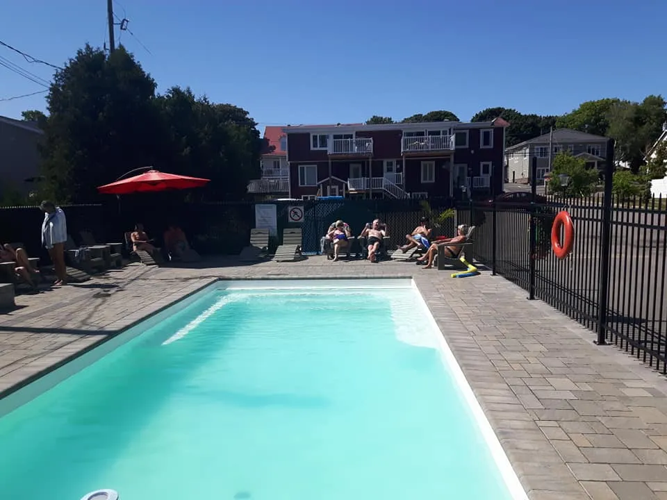 Vue aérienne du Camping Bonnet Rouge et de sa piscine