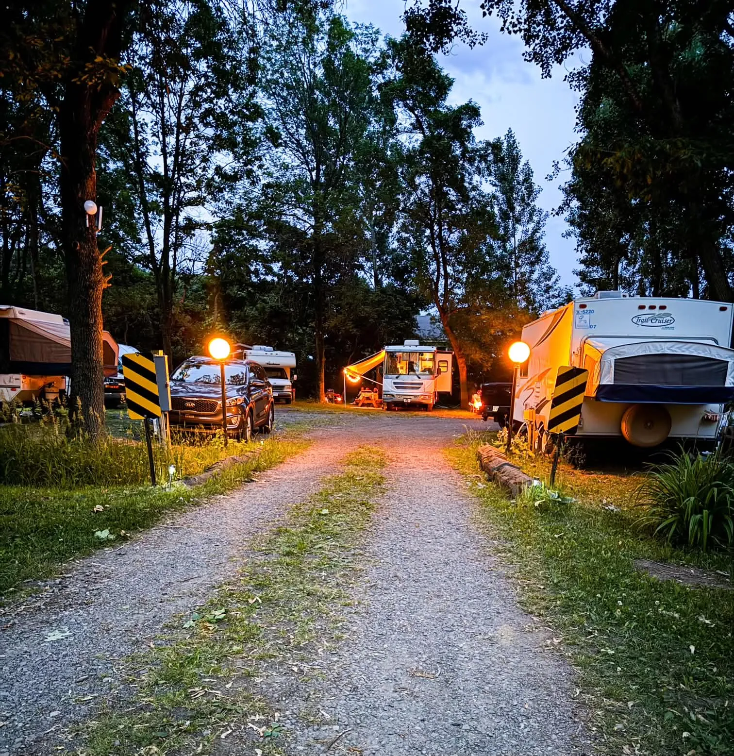Soirée au camping, lumières chaudes au crépuscule